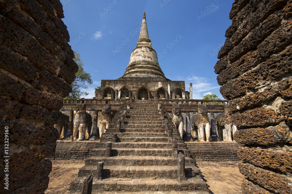 Fototapeta premium タイ国スコータイ県シーサッチャナライ歴史公園の遺跡ワット・チャーンローム