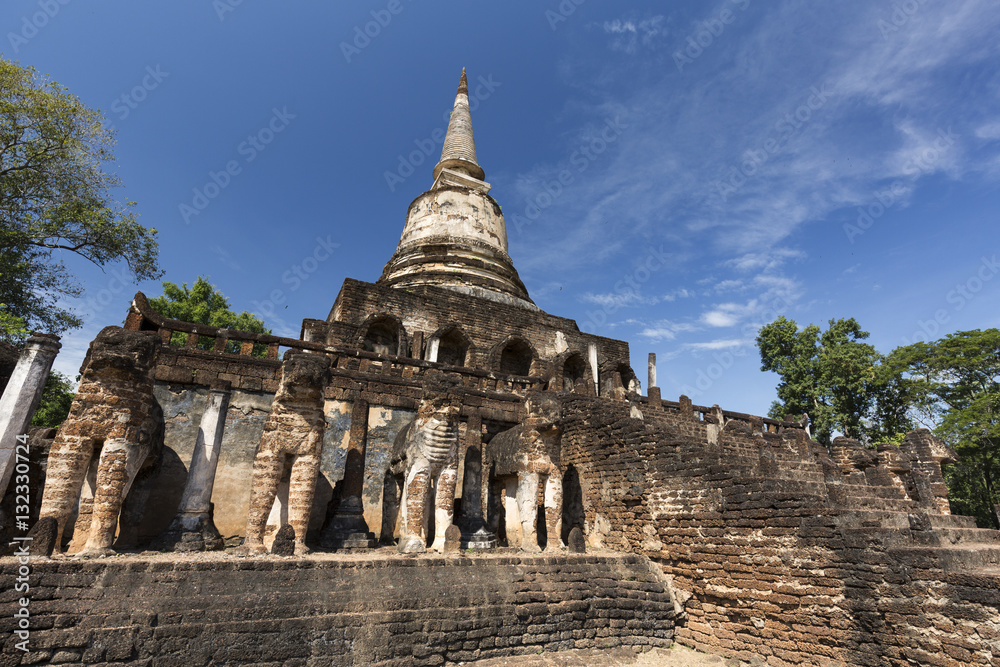 タイ国スコータイ県シーサッチャナライ歴史公園の遺跡ワット・チャーンローム