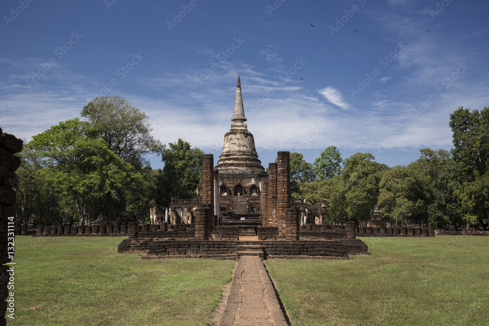 Fototapeta premium タイ国スコータイ県シーサッチャナライ歴史公園の遺跡ワット・チャーンローム