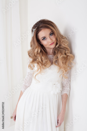 bride in white dress beautiful eyes