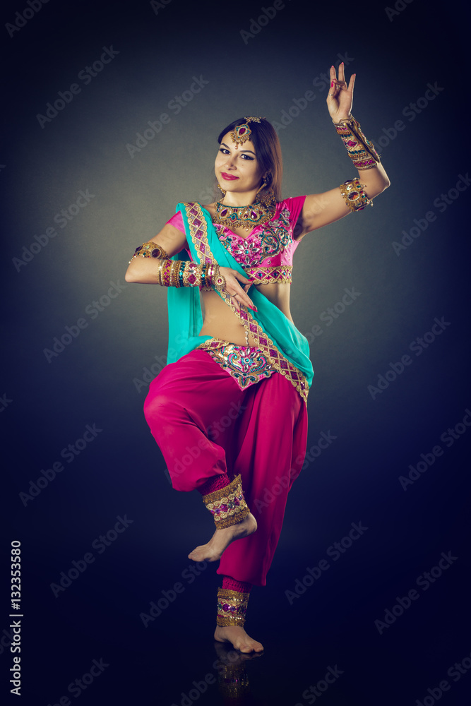 Φωτογραφία The girl in the national Indian dress