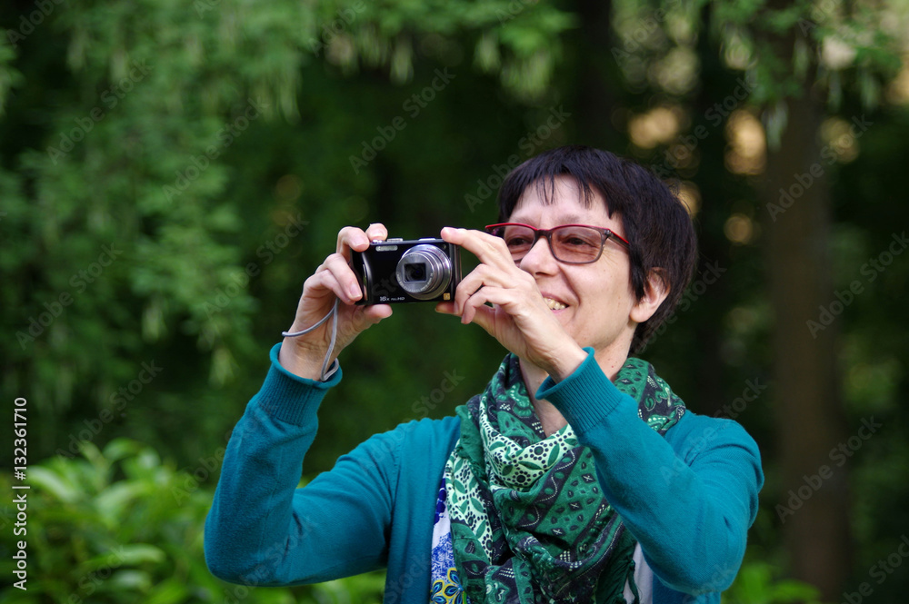 jeune grand-mère prenant une photo jeune grand-mère prenant une photo