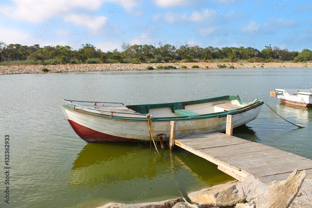 Barco en la desembocadura del Río Segura