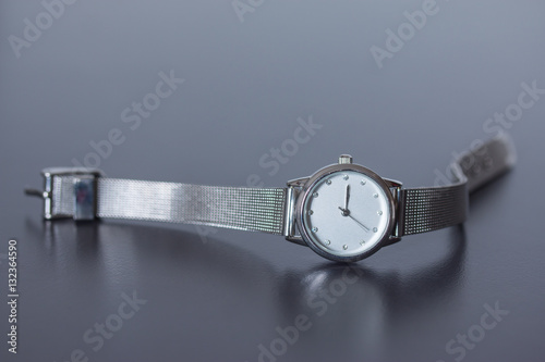 Armbanduhr auf grauem Untergrund