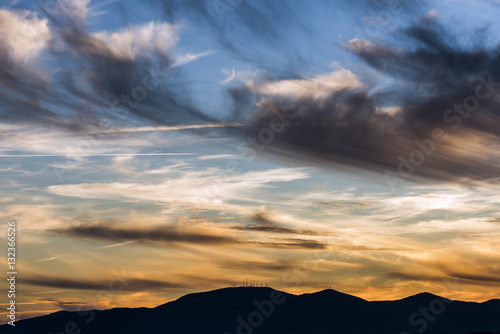Silhouette di colline in lontananza durante un caldo tramonto