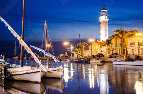 Segelschiffe und Leuchturm bei Nacht in le Grau du Roi, Camargue, Frankreich photo