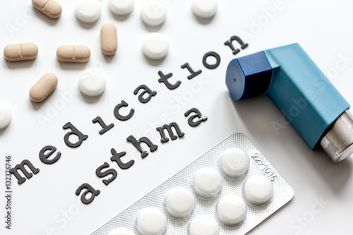 Bilde på lerret concept asthma and treatment on white background top view