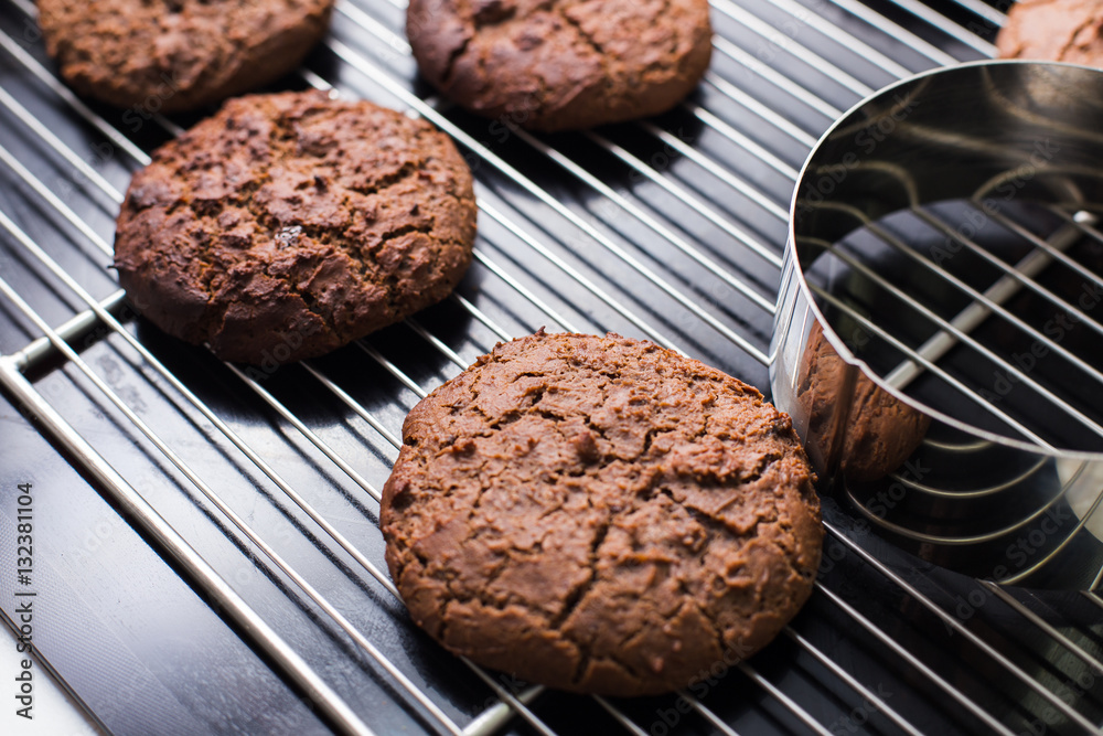 Fototapeta premium baked chocolate cookies laying on a rack