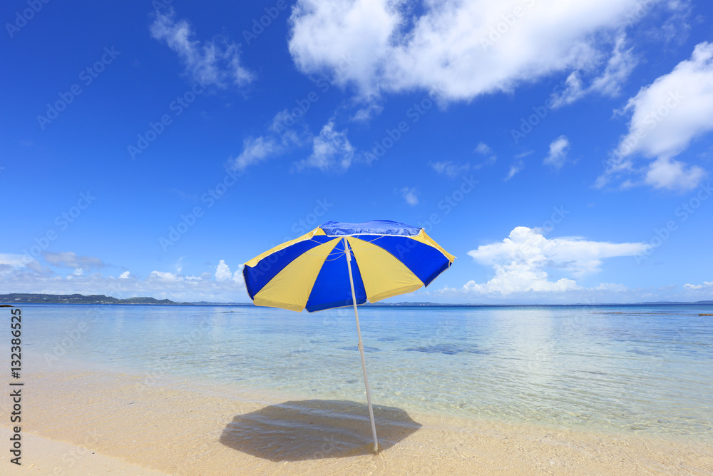 美しい沖縄のビーチと夏空
