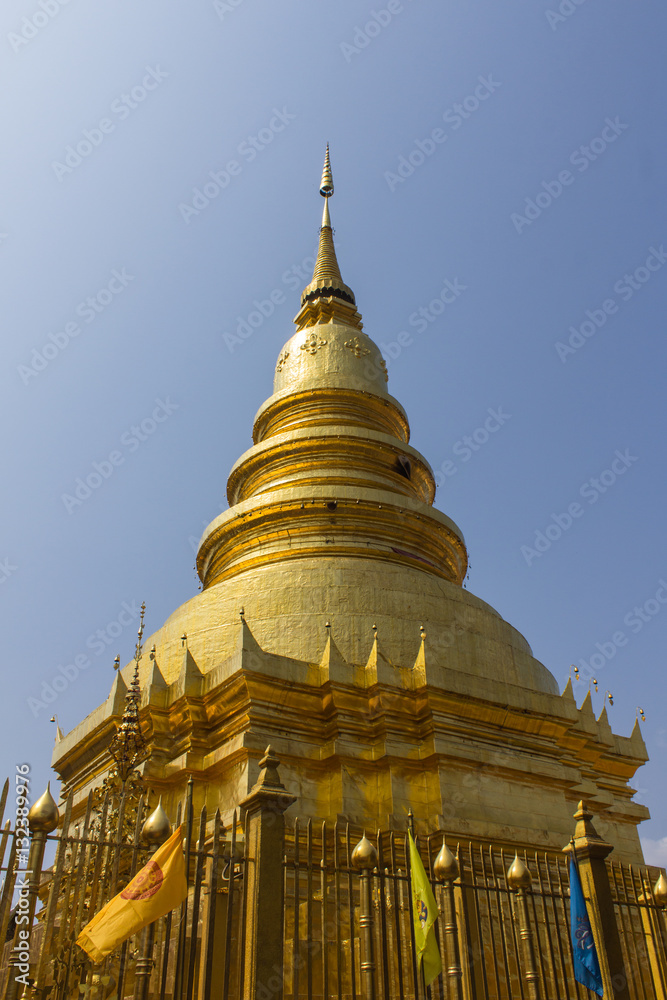Fototapeta premium Wat Phra That Hariphunchai, Pagoda in Lamphun Thailand