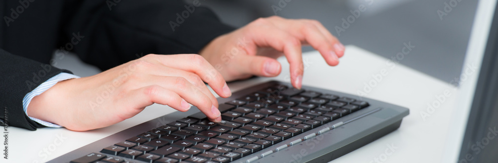 schreibkraft arbeitet am pc