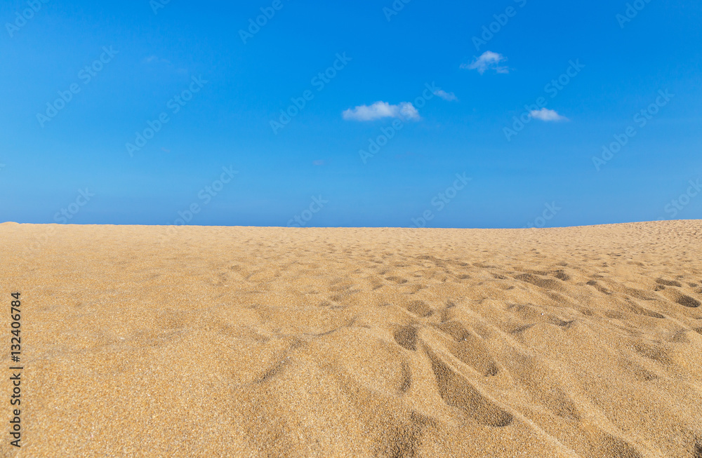 Naklejka premium Empty tropical beach with blue sky background 