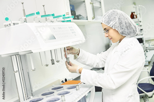 Tablou pe pânză Pharmaceutical researcher making dissolution test