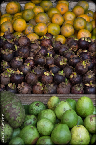 Fototapeta Naklejka Na Ścianę i Meble -  Тропические фрукты на рынке в Индонезии