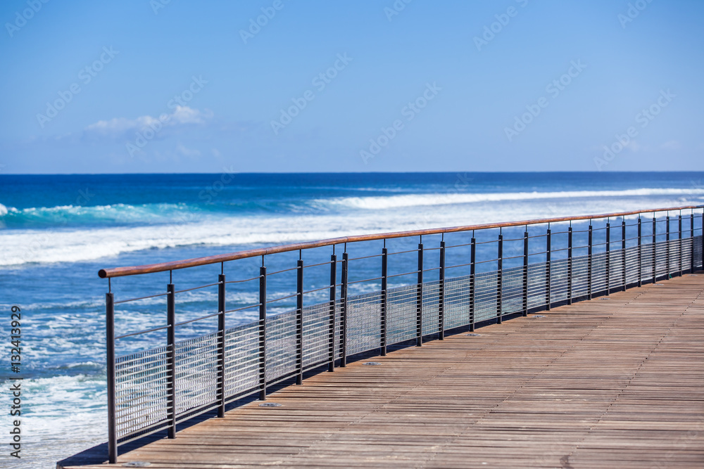 esplanade bois avec rambarde au bord de la mer 