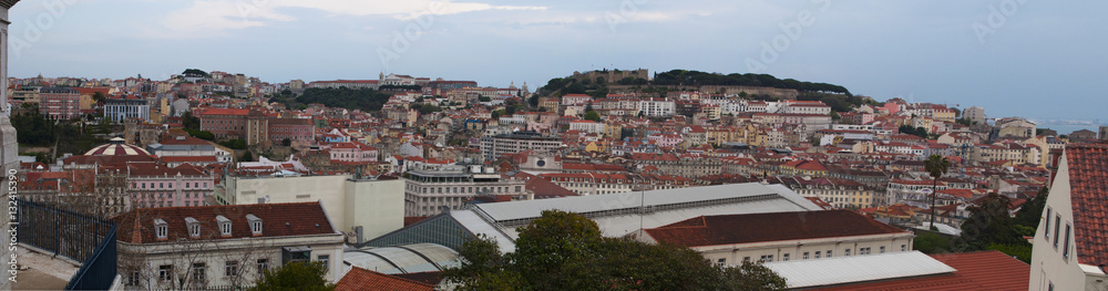 Lisbona, 01/04/2012: skyline di Lisbona con vista sui tetti rossi, i palazzi della Città Vecchia e il Castello di San Giorgio, le cui mura e le torri furono costruite durante l'occupazione moresca
