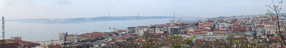 Portogallo, 01/04/2012: skyline di Lisbona con vista sui tetti rossi e i palazzi della Città Vecchia