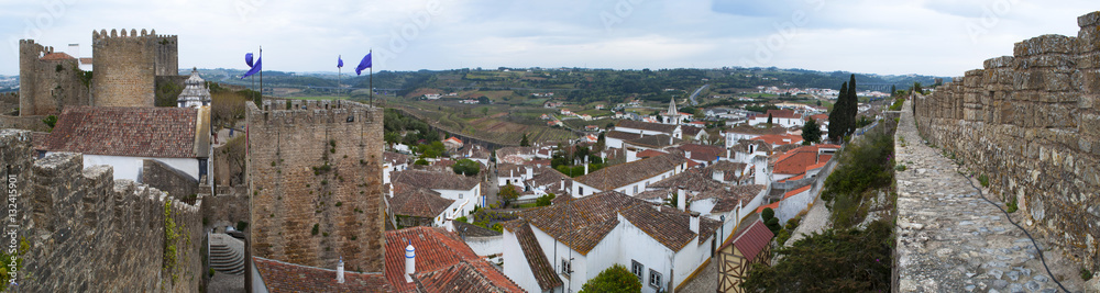 Portogallo, 30/03/2012: il castello e le mura della città fortificata di Obidos, con vista sui tetti e i palazzi della Città Vecchia