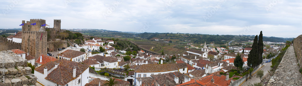 Portogallo, 30/03/2012: il castello e le mura della città fortificata di Obidos, con vista sui tetti e i palazzi della Città Vecchia
