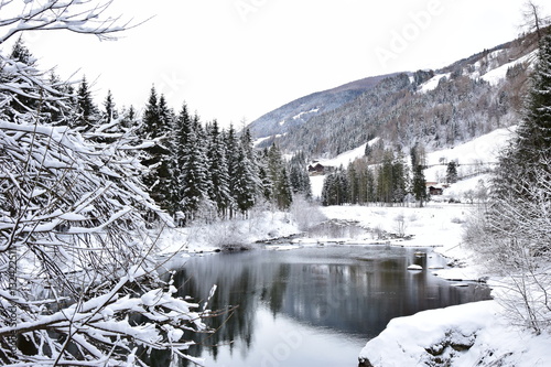 Verschneite Winterlandschaft mit Bach im Ultental