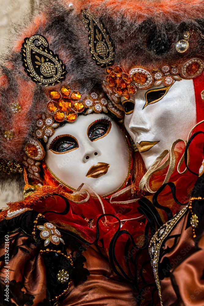 Couple masqué et costumé, élégance, raffinement et beauté, costume et  masque vénitien durant le Carnaval de Venise en Italie Photos | Adobe Stock