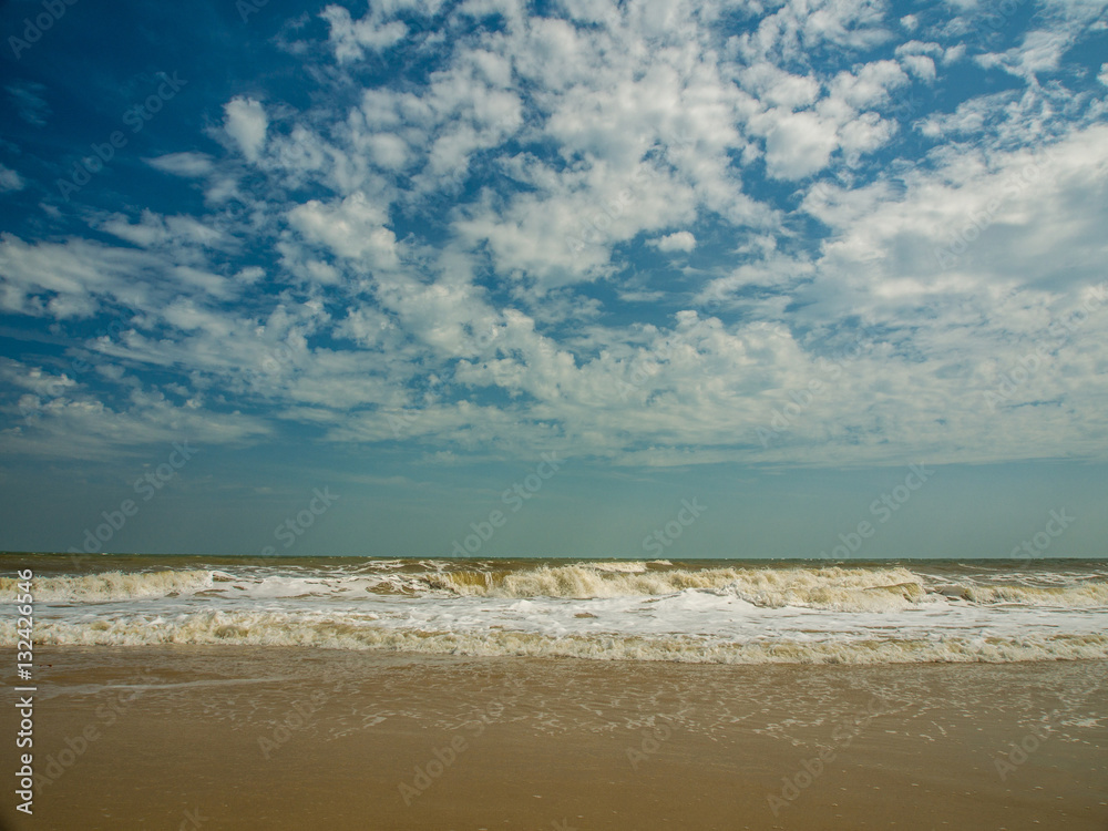 Obraz premium strong wave attack the beach