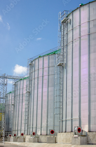 Storage tanks for grain and oil products