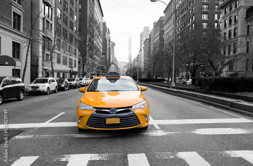 New York City taxi w kolorze żółtym na światłach