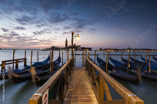Die Gondeln von Venedig am Markusplatz mit Blick auf die Insel San Giorgio