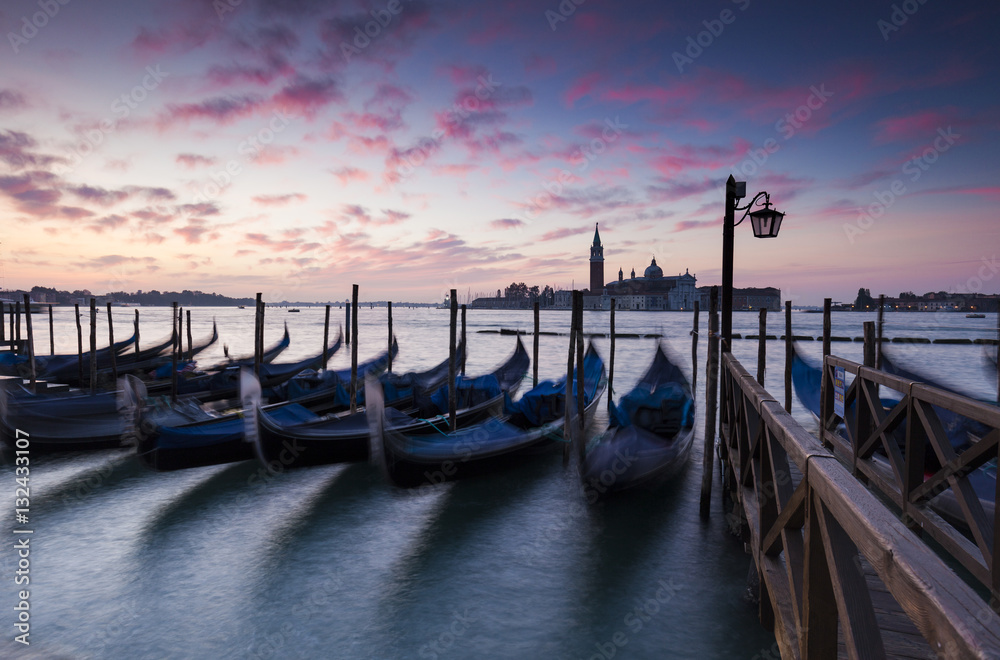 Die Gondeln von Venedig am Markusplatz mit Blick auf die Insel San Giorgio