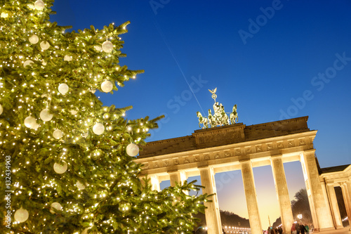 Canvas Print Christmas tree in front of Brandenburg gate in the evening