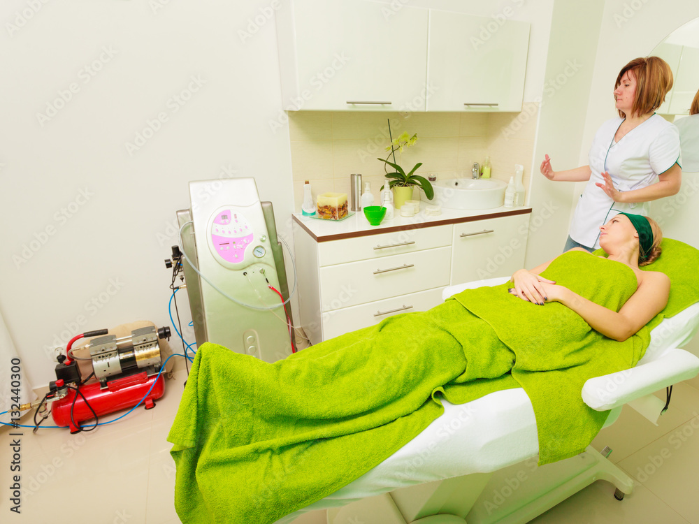 Obraz premium Woman waiting for therapy in beautician