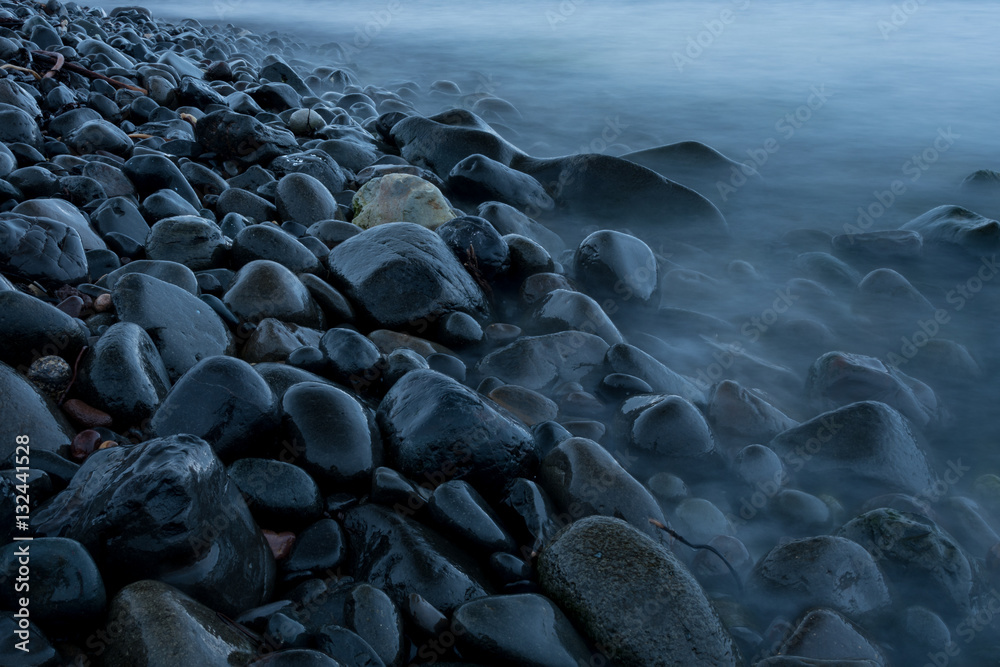 Obraz premium Wet stone on shore