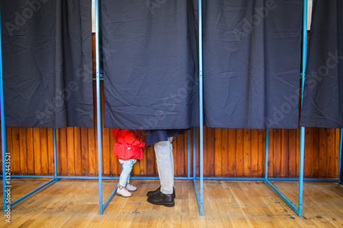 Cuadro en lienzo People vote in a voting booth at a polling station.