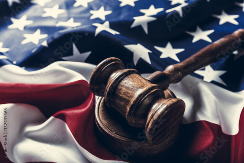 Foto Wooden gavel and USA flag