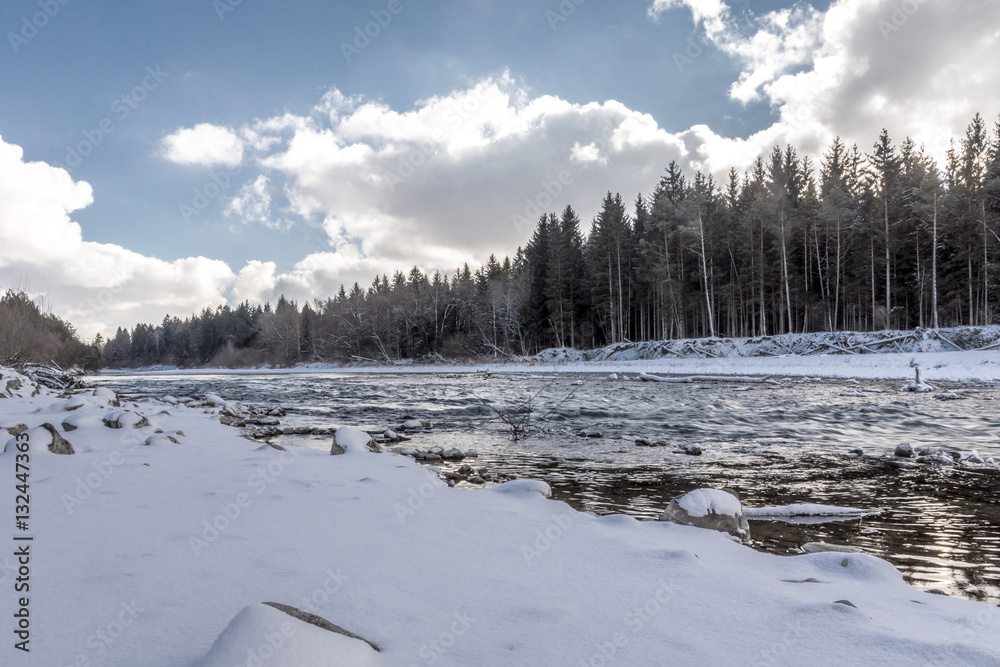 Fototapeta premium Eis und Kälte liegen über der Isar bei Wolfratshausen