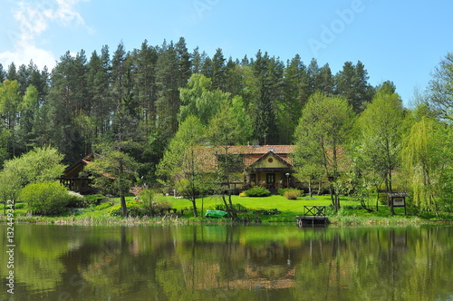 Wiosna na Mazurach - dom w lesie