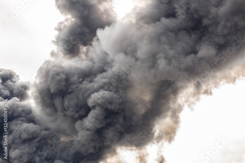 Plakat Gęsty dym pokrywający część nieba