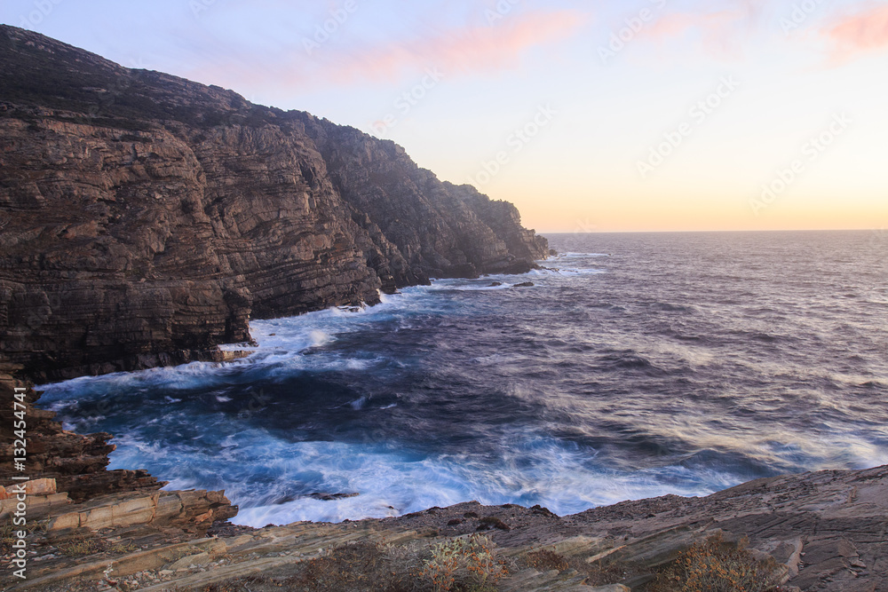 In Sardegna mare e cielo, acqua e rocce, tramonti e alba, un isola in Italia In Sardegna mare e cielo, acqua e rocce, tramonti e alba, un isola in Italia