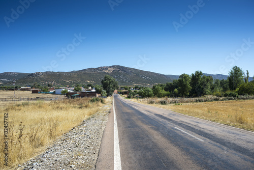 Small hamlet in an agricultural landscape in La Mancha, Ciudad Real Province, Spain. In the background can be seen the Toledo Mountains © ihervas