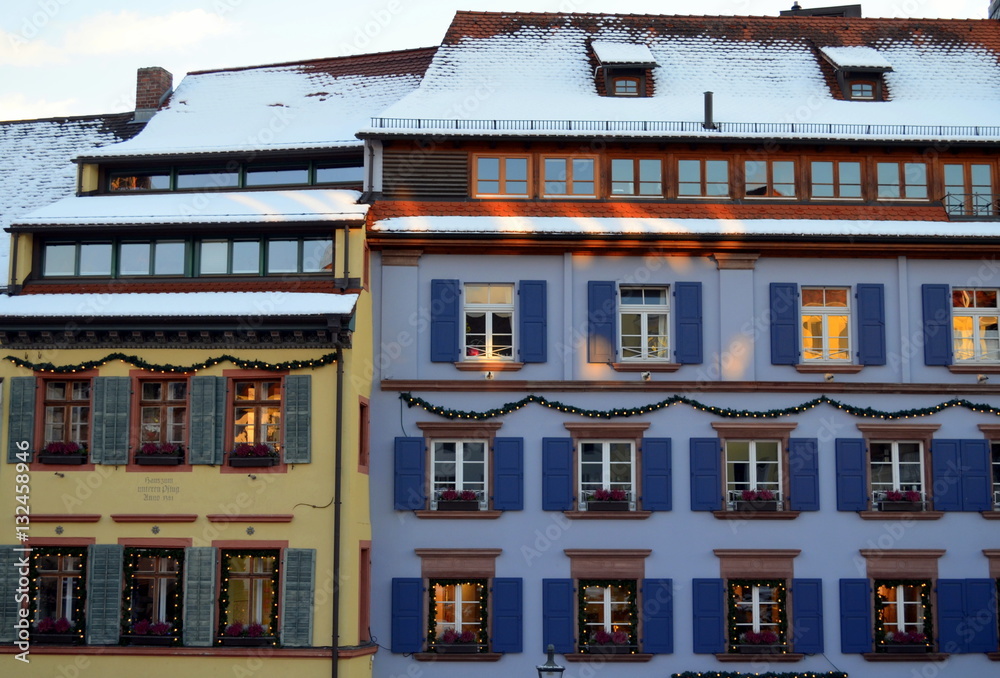 Altbauten mit Weihnachtsdeko in Freiburg