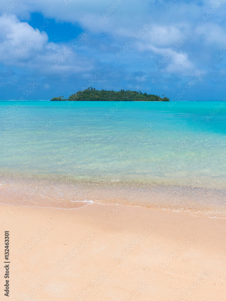 Einsame Insel und Sandstrand mit blauen klarem Wasser auf Aitutaki