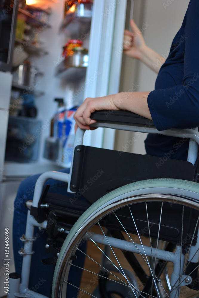 Fototapeta premium Junge Frau im Rollstuhl