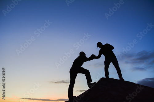 Wallpaper Mural Elele güneşe ve dağa Torontodigital.ca