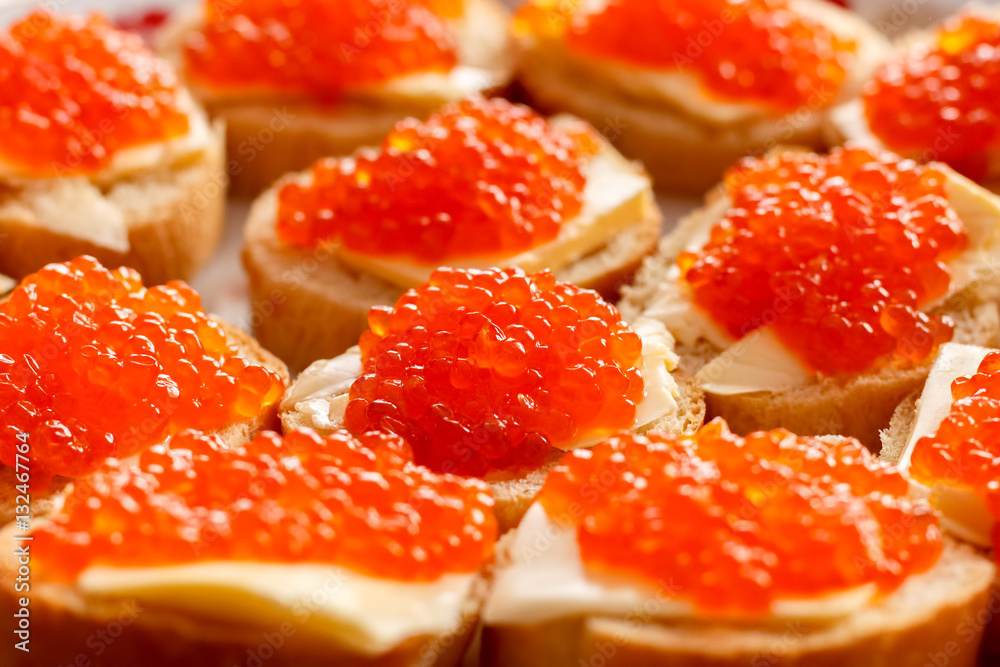 Бутерброды с маслом и красной икрой Бутерброды с маслом и красной икрой