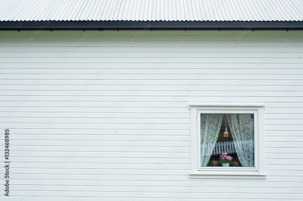 Naklejka premium Side view of a white wooden house with small window