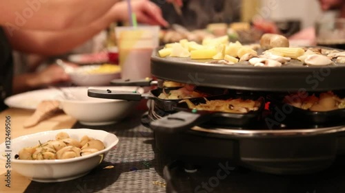 Gruppe von Freunden genießt Raclette an Silvester