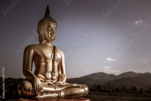 Statue de Bouddha en or avec montagne en arri  re-plan