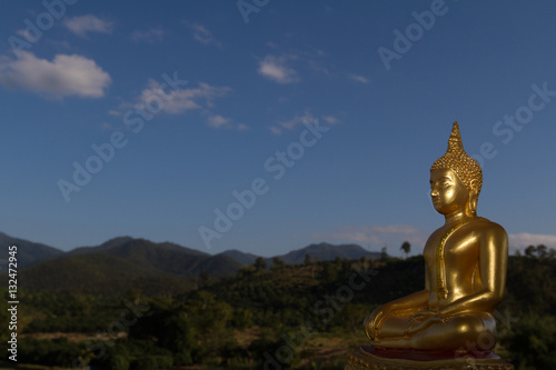 Statue de Bouddha en or avec montagne en arri  re-plan