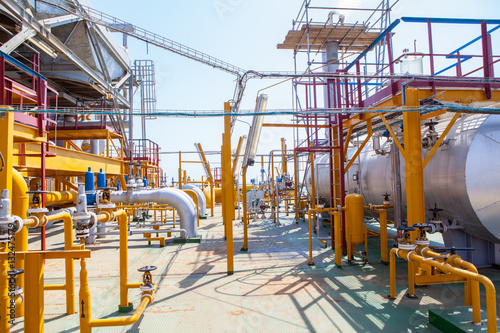 Oil Platform pipeline and pressure transfer system